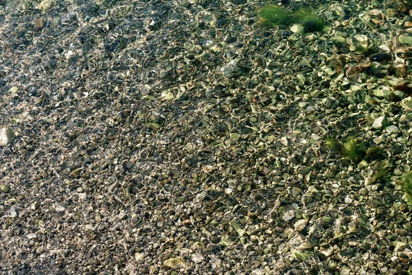 Kieselsteinstruktur unter Meerwasser. — Stockfoto