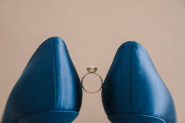 Mavi ayakkabılı bir nişan yüzüğü..