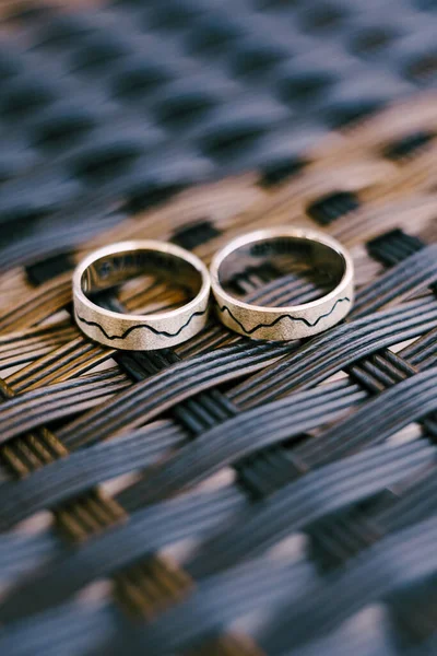 Arany jegygyűrűk mintázott szürke szőtt textúra. — Stock Fotó