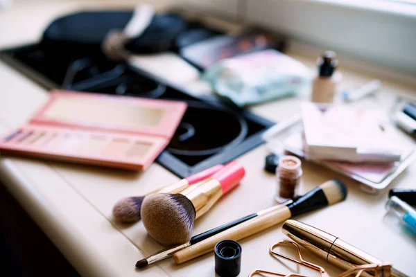 Maquillaje artista conjunto. Primer plano de los pinceles de maquillaje sobre un alféizar de la ventana sobre un fondo borroso. — Foto de Stock