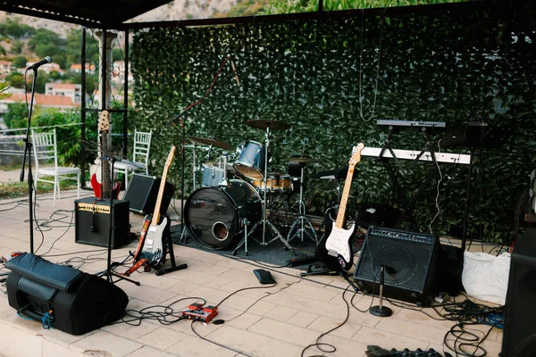 Doğadaki bir tatilde müzisyenlerin performansı için sahnedeki müzik aletlerinin yakın çekimi..