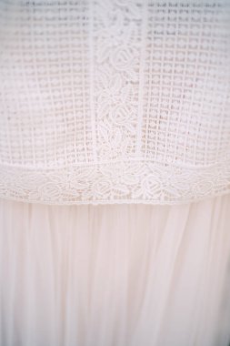 Beyaz bir gelinliğin kumaşına yakın plan..