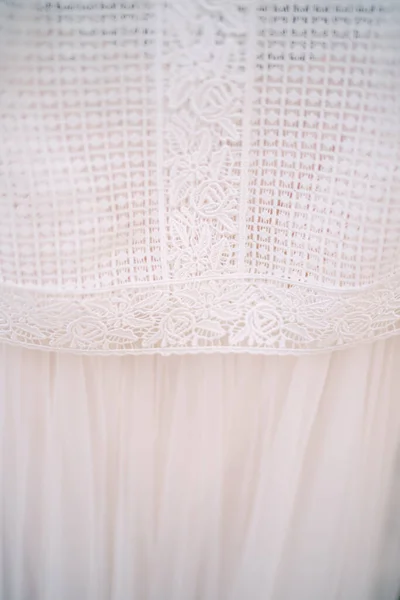Detailní záběr tkaniny z bílých svatebních šatů. — Stock fotografie