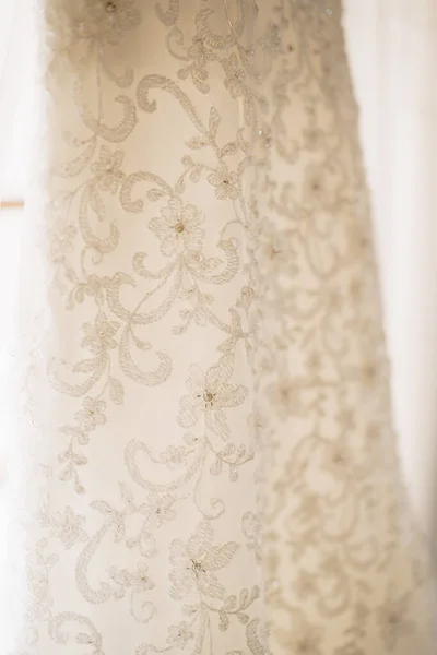 Detailní záběr družička šaty vzor květinové textury na světlém pozadí. — Stock fotografie