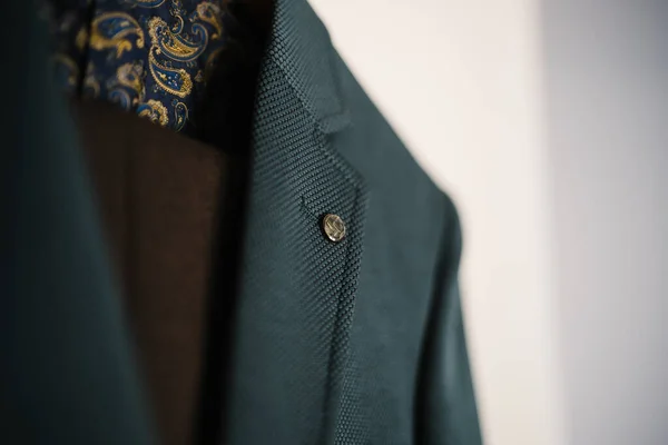 Close-up van een kraag met een knoop op een donker patroon jas met een voering. — Stockfoto