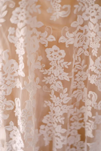 Detailní záběr na květinový vzor bílé svatební nevěsty šaty s podšívkou. — Stock fotografie