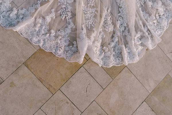 Primer plano del tren de las novias vestido en el suelo de losa de pavimentación. — Foto de Stock