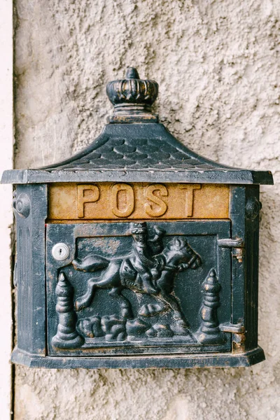 Ein Metallbriefkasten mit einem Reiter an der Hauswand. — Stockfoto