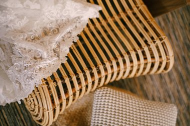 Nedime elbisesi dantel elementi ahşap dokuda.