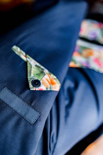 Chaqueta azul brillante con botones y bolsillos de parche coloridos. —  Fotos de Stock