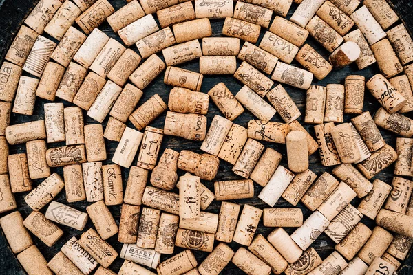 Círculo feito de rolhas de vinho de garrafas de vinho em textura de madeira. — Fotografia de Stock