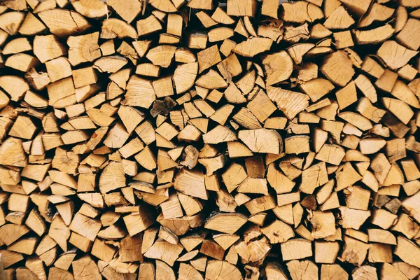Catatan alami kayu. Brown log close-up. Kayu bakar siap. — Stok Foto