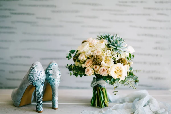 Zapatos de ante gris con tacón de serpiente y ramo nupcial con cintas de seda, rosas Austin, eucalipto y suculentas. —  Fotos de Stock