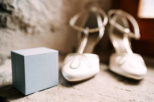 Zapato de novias caja anular en blanco en una habitación con poca profundidad de campo. —  Fotos de Stock