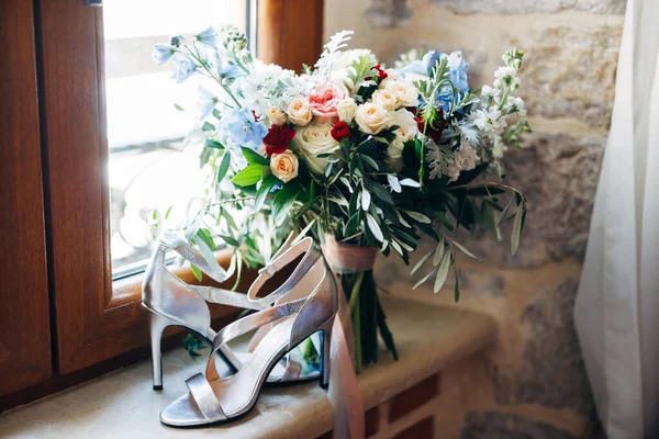 Zapatos de dama de honor de tacón alto de plata y un exuberante ramo de novia en la boda. —  Fotos de Stock