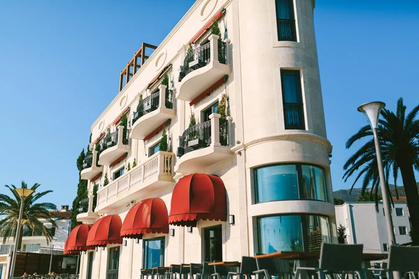 Um belo hotel de três andares em estilo vintage, à beira-mar de Tivat, Montenegro. — Fotografia de Stock