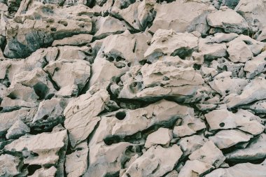 Karadağ 'ın Adriyatik kıyısında boşluklu ve delikli keskin kayalar.