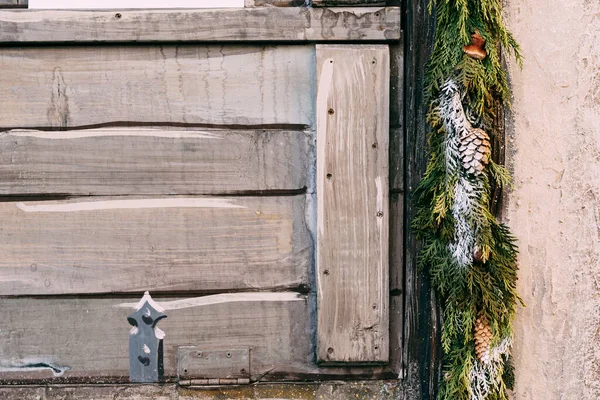 Großes Holzfenster mit Tannenzweigen und Tannenzapfen. Weihnachten Hintergrund, Textur der Holzbretter. — Stockfoto