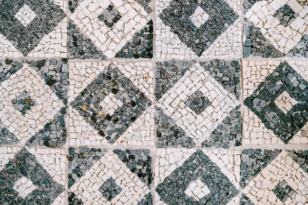 Textura de primer plano mosaico de fondo en forma de cuadrados con rombos en blanco y negro. —  Fotos de Stock
