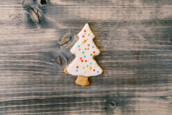 Традиционное американское пряничное печенье на Новый год. Пряничный хлеб в форме рождественской елки покрыт белой сахарной глазурью с разноцветными точками. — стоковое фото
