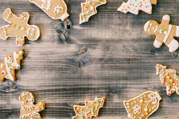 Рождественское домашнее пряничное печенье с корицей и анисом на старом деревянном фоне с местом для текста. С Рождеством и Новым годом. Концепция Рождества. Вид сверху. Копирование пространства. — стоковое фото