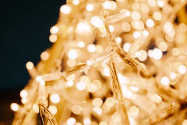 LED ışıkları çelenkli şenlikli bir arka plan. Noel ve Yeni Yıl geçmişi. Bir çelengin ışıklarından bulanık bokeh.