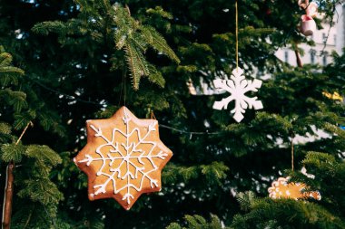 Tahta Noel ağacı oyuncakları Noel ağacının yeşil dallarında yıldız şeklinde..