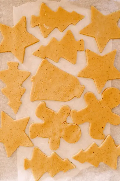 Texturen på rått pepparkakor på vitt bakplåtspapper. — Stockfoto