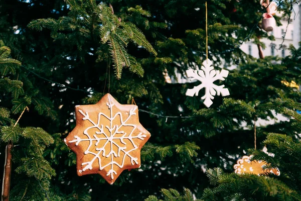 Juguetes de árbol de Navidad de madera en forma de asterisco en las ramas verdes de un árbol de Navidad. —  Fotos de Stock