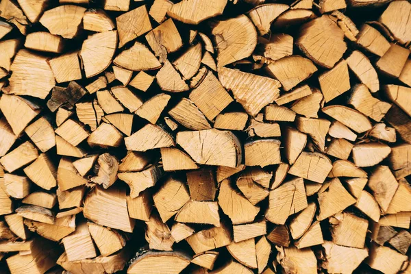 Setumpuk kayu alam kayu siap untuk perapian. — Stok Foto