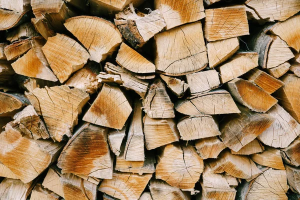 Стек великих дерев'яних натуральних колод крупним планом . — стокове фото