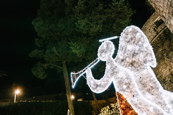 Boże Narodzenie miasto dekoracje uliczne - anioł wykonany z jasnej girlandy LED latarnie. — Zdjęcie stockowe