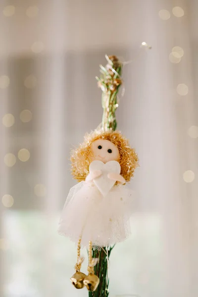 Juguete de árbol de Navidad en la parte superior de un árbol: una niña pequeña con un corazón en las manos. —  Fotos de Stock