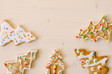 Oklar merkezi işaret ediyor. Noel ağacı şeklinde ev yapımı zencefilli ekmek, beyaz boyanmış ahşap doku..