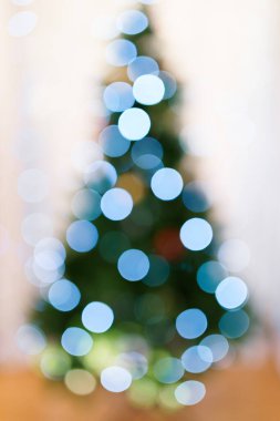 Yılbaşı ağacında bulanık ışık kutlaması, mutlu yeni yıl arkaplanı.