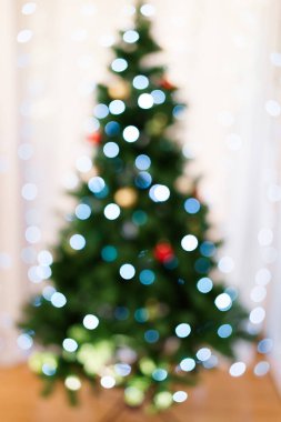 Odaklanamayan noel ağacı silueti bulanık ışıklarla