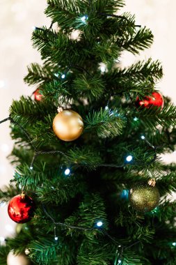Çelenkler ve toplarla süslenmiş güzel bir Noel ağacının yakın çekimi..