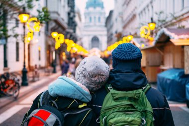 Birbirine aşık iki turist, Budapeşte 'de St. Stephens Bazilikası' nın arka planında yürür..