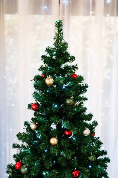 クリスマスボールと緑のふわふわクリスマスツリー. — ストック写真