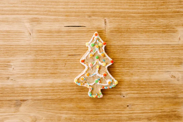 Праздничная еда, кухонный фон, текстура с домашним пряничным печеньем на деревянном столе. Рождественские и новогодние праздники. — стоковое фото