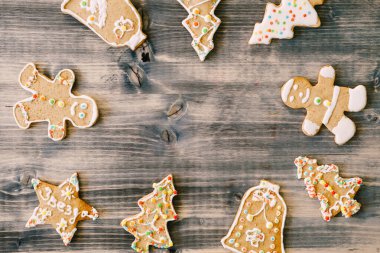 Ahşap arka planda zencefilli kurabiye çerçevesi.