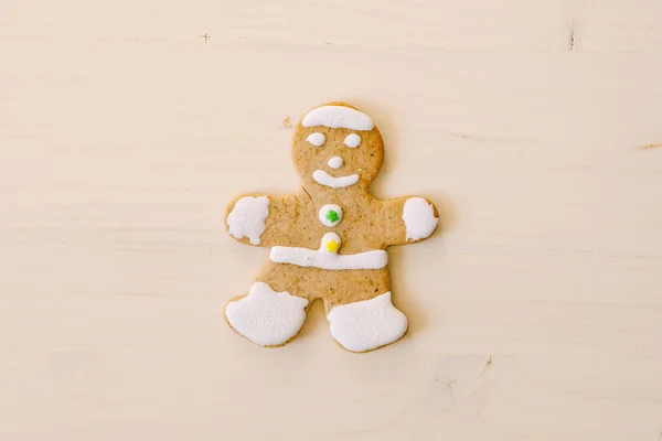 Vánoční cukroví perník muž na dřevěné textuře. — Stock fotografie
