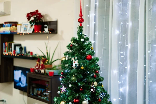 Detailní záběr na vánoční stromek v interiéru obývacího pokoje. — Stock fotografie