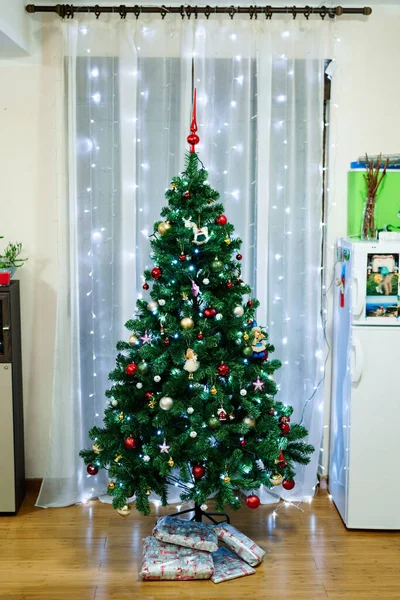 Uma bela árvore de Natal completa no interior da sala. — Fotografia de Stock