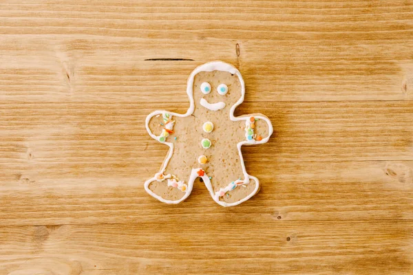 Biscoitos de Natal homem de gengibre em uma textura de madeira. — Fotografia de Stock