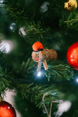 Noel ağacındaki Tio de Nadal oyuncağı Aragonlu ve Katalan Noel geleneğidir..