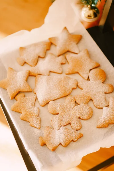 Um close-up de biscoitos de Natal de açúcar de gengibre em pó. — Fotografia de Stock