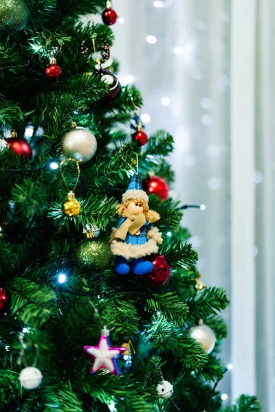 Close-up de um brinquedo de árvore de Natal na forma de uma donzela de neve de pelúcia nos ramos de uma árvore de Natal. — Fotografia de Stock