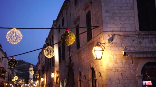 Decorazioni natalizie sulla piazza della città vecchia di Dubrovnik in Croazia per il nuovo anno. — Video Stock