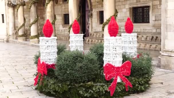 Vánoční ozdoby na ulicích starého města Dubrovník, Chorvatsko. — Stock video